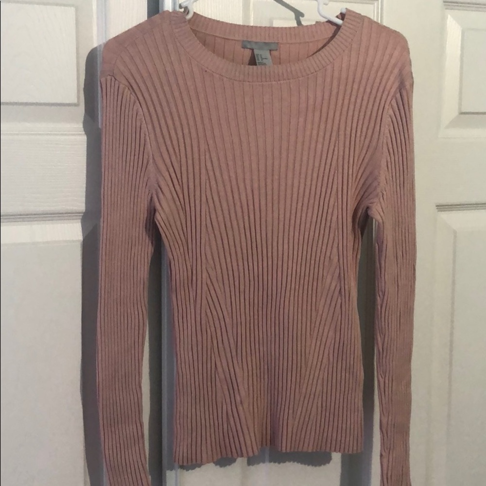 Fitted top in soft ribbed fabric and long sleeves.
